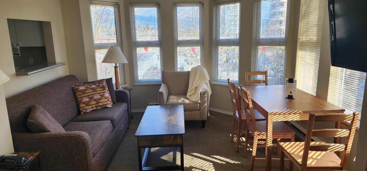 Times Square Suites Hotel Ванкувър Екстериор снимка