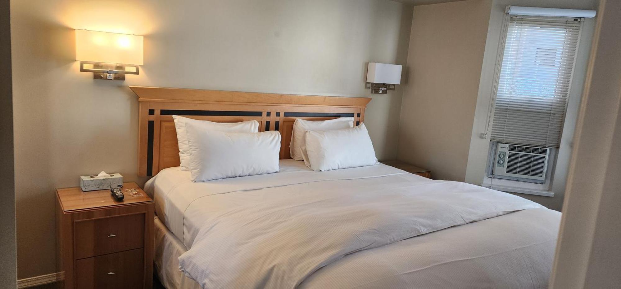 Times Square Suites Hotel Ванкувър Екстериор снимка