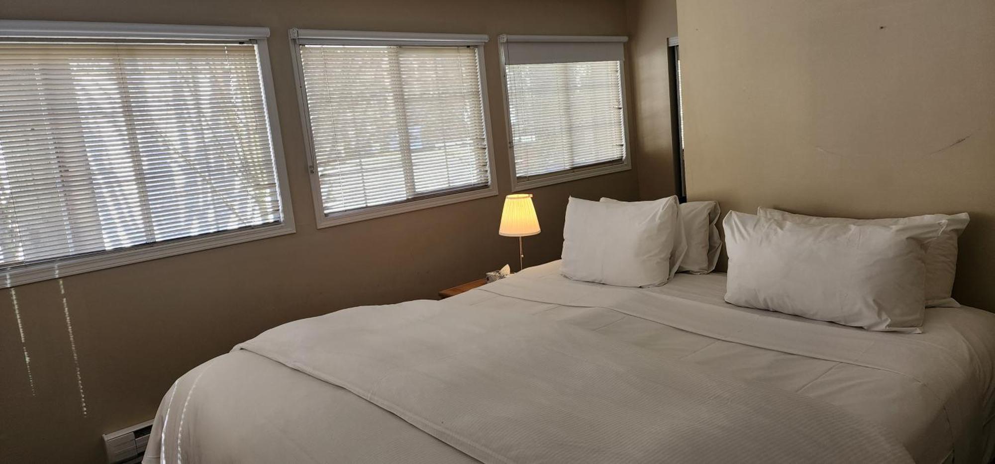 Times Square Suites Hotel Ванкувър Екстериор снимка