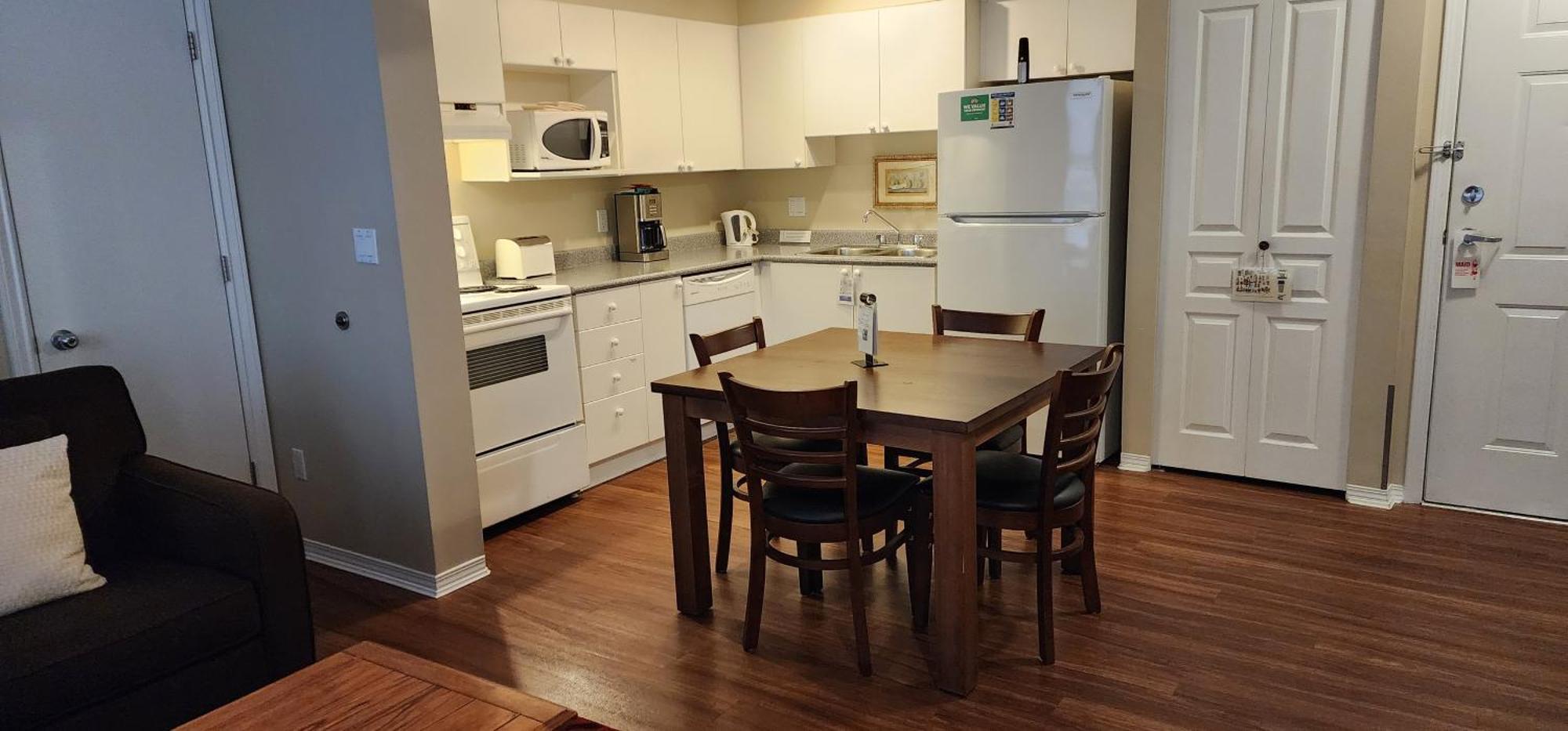 Times Square Suites Hotel Ванкувър Екстериор снимка