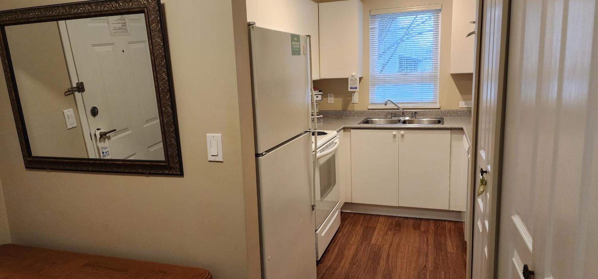 Times Square Suites Hotel Ванкувър Екстериор снимка