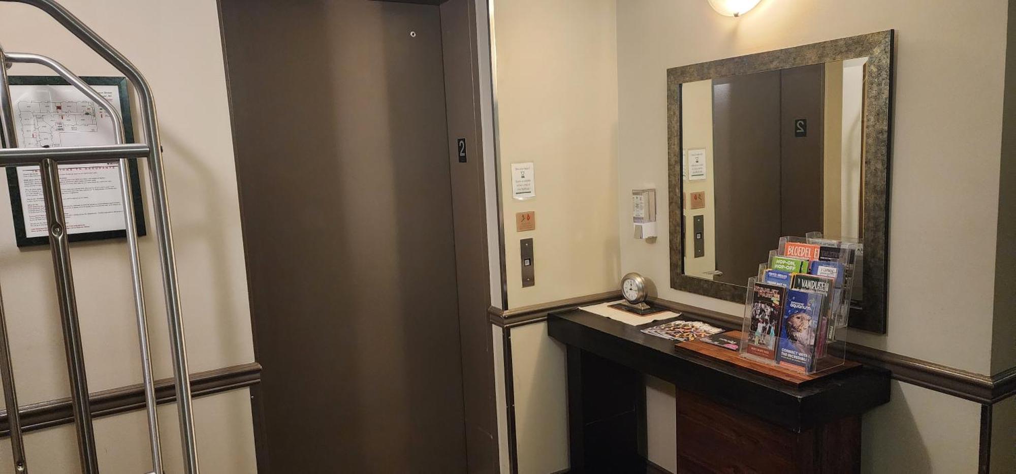 Times Square Suites Hotel Ванкувър Екстериор снимка