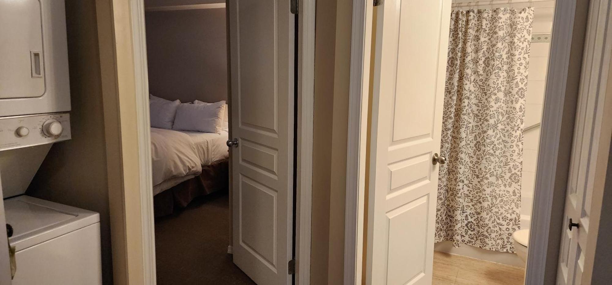Times Square Suites Hotel Ванкувър Екстериор снимка