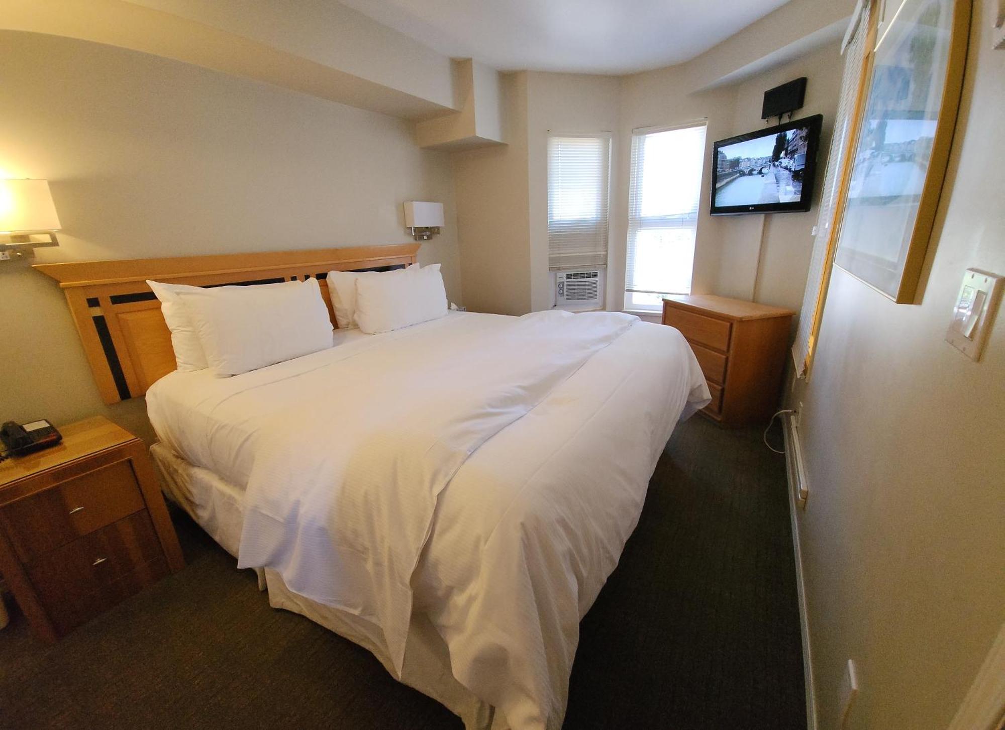 Times Square Suites Hotel Ванкувър Екстериор снимка