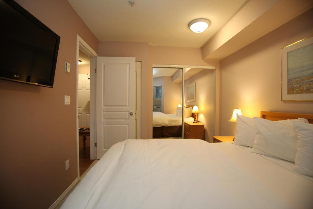 Times Square Suites Hotel Ванкувър Екстериор снимка
