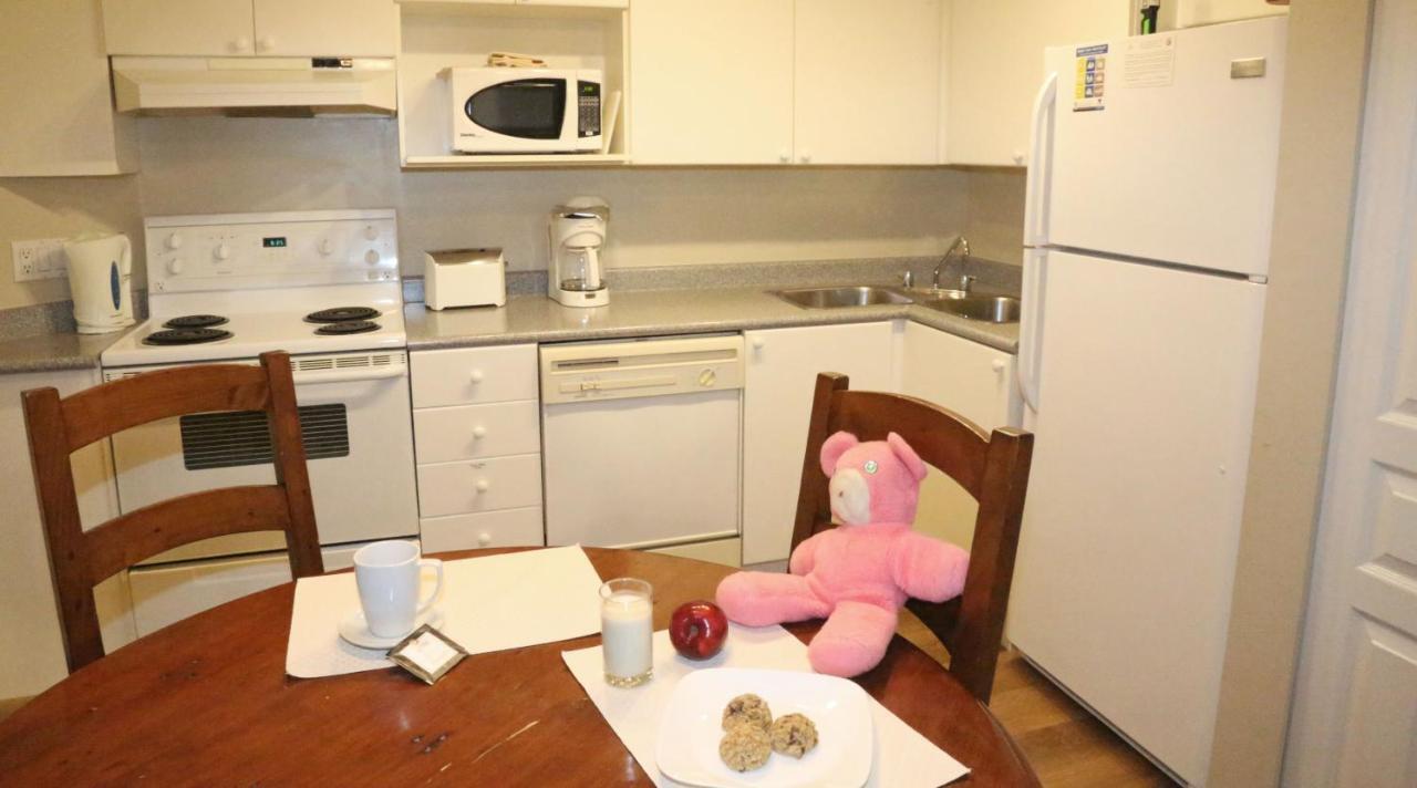 Times Square Suites Hotel Ванкувър Екстериор снимка