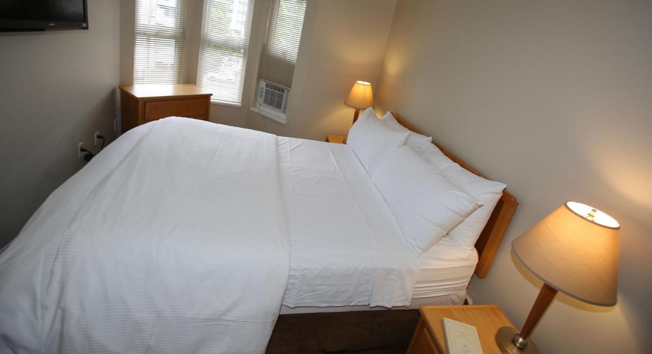 Times Square Suites Hotel Ванкувър Екстериор снимка