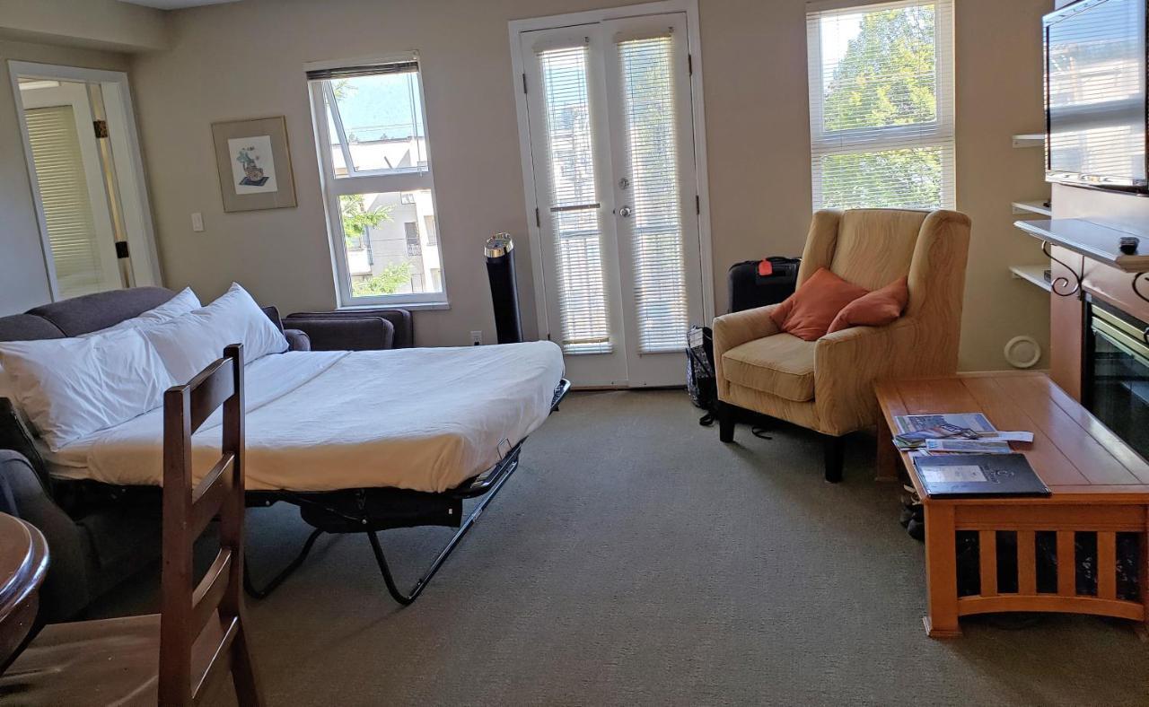 Times Square Suites Hotel Ванкувър Екстериор снимка