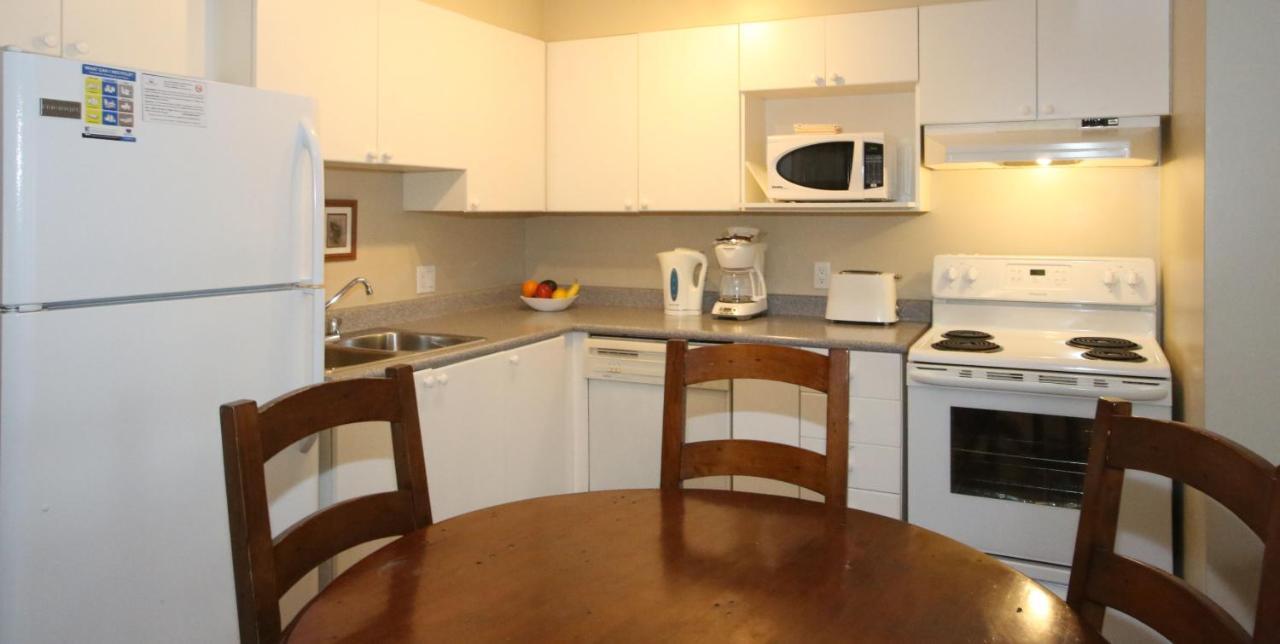 Times Square Suites Hotel Ванкувър Екстериор снимка