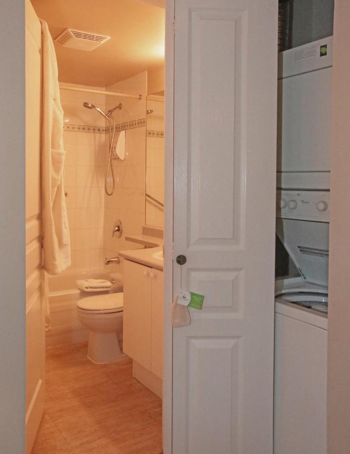 Times Square Suites Hotel Ванкувър Екстериор снимка