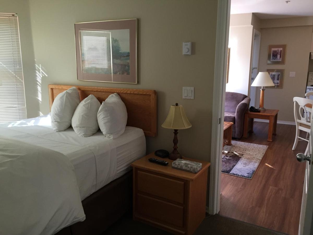 Times Square Suites Hotel Ванкувър Екстериор снимка